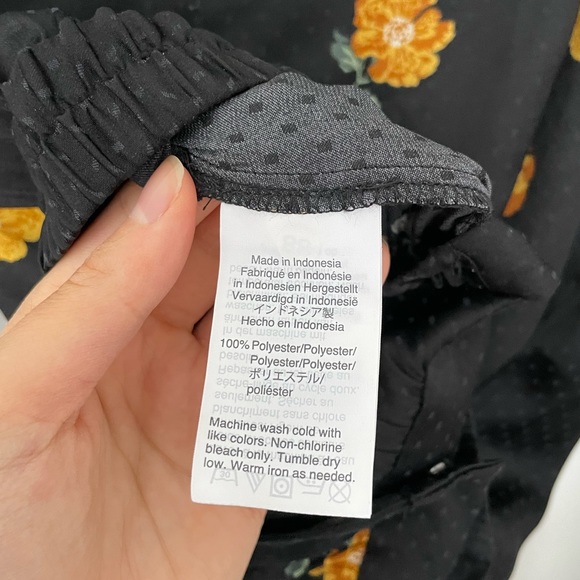 Madewell Black Bubble-Sleeve Wrap Top in Floating Florets - Picture 7 of 7